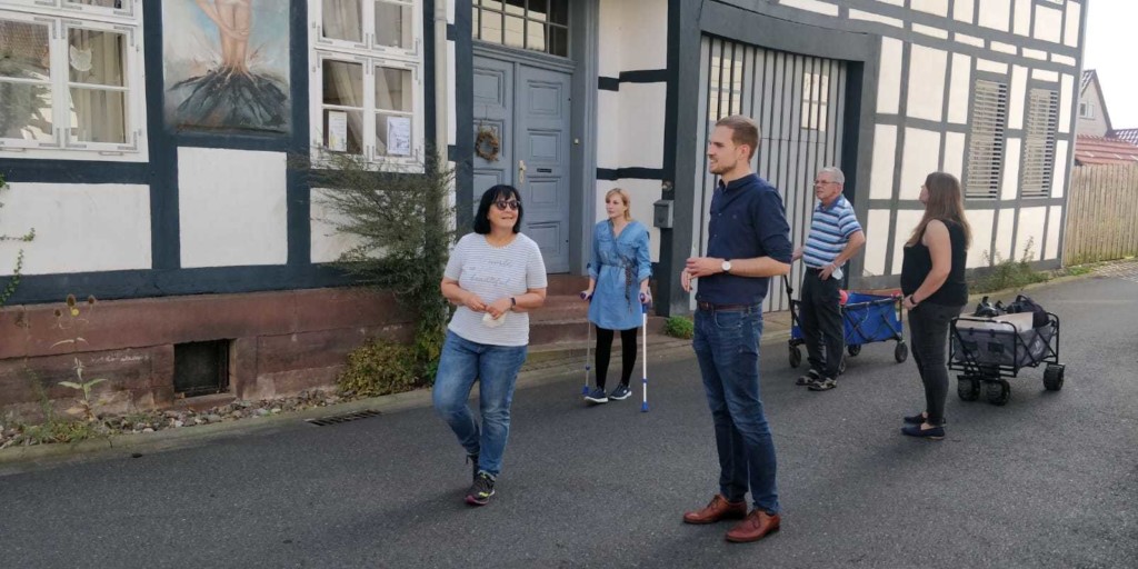 Astrid Sven und Kandidaten an der Stadtmauer Dassel