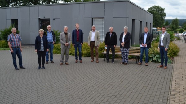 Gruppenbild vor Harz-Weser-Werken Dassel